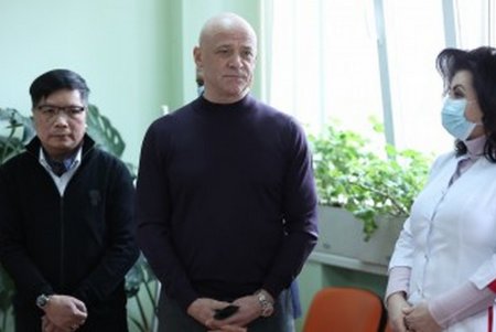 Мэр вручил юным пациентам детской больницы №3 подарки в честь Дня Святого Николая (фото)