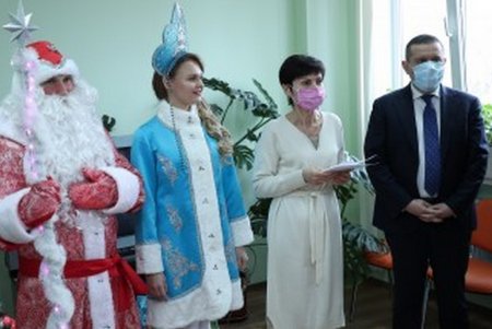 Мэр вручил юным пациентам детской больницы №3 подарки в честь Дня Святого Николая (фото)