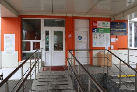 Мэр вручил юным пациентам детской больницы №3 подарки в честь Дня Святого Николая (фото)