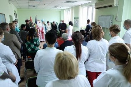Мэр вручил юным пациентам детской больницы №3 подарки в честь Дня Святого Николая (фото)