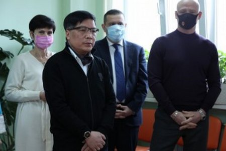 Мэр вручил юным пациентам детской больницы №3 подарки в честь Дня Святого Николая (фото)