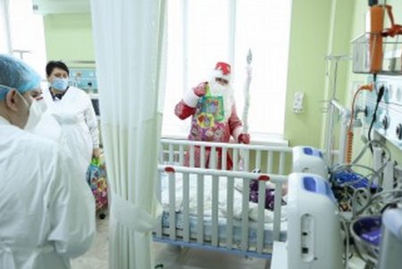 Мэр вручил юным пациентам детской больницы №3 подарки в честь Дня Святого Николая (фото)