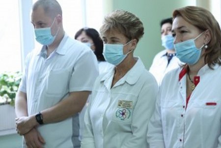 Мэр вручил юным пациентам детской больницы №3 подарки в честь Дня Святого Николая (фото)