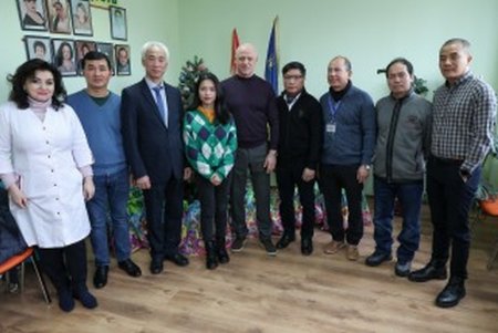 Мэр вручил юным пациентам детской больницы №3 подарки в честь Дня Святого Николая (фото)