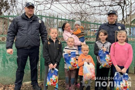 Полицейские поздравили юных жителей Одесской области с Днем Святого Николая (фото)