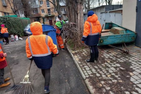 Во всех районах Одессы коммунальщики провели традиционный субботник (фото)