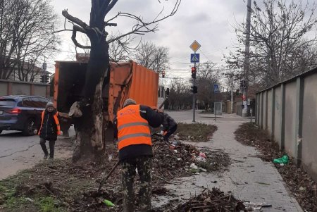 Во всех районах Одессы коммунальщики провели традиционный субботник (фото)