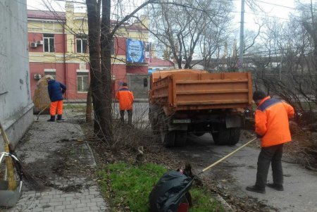 Во всех районах Одессы коммунальщики провели традиционный субботник (фото)