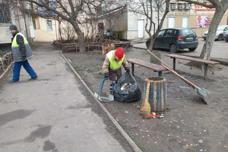 Во всех районах Одессы коммунальщики провели традиционный субботник (фото)