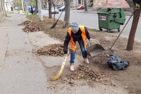 Во всех районах Одессы коммунальщики провели традиционный субботник (фото)