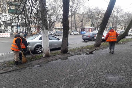 Во всех районах Одессы коммунальщики провели традиционный субботник (фото)