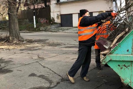 Во всех районах Одессы коммунальщики провели традиционный субботник (фото)