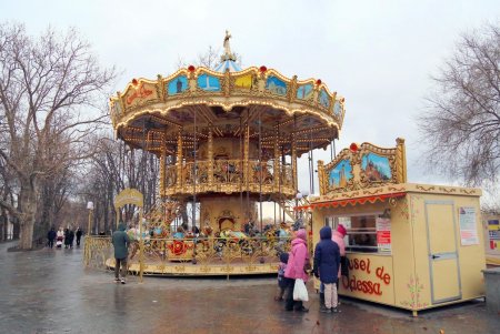 Главная площадь Одессы готовится к празднованию новогодних и рождественских праздников (фоторепортаж)