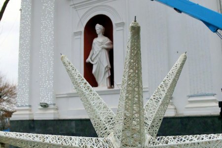 Главная площадь Одессы готовится к празднованию новогодних и рождественских праздников (фоторепортаж)