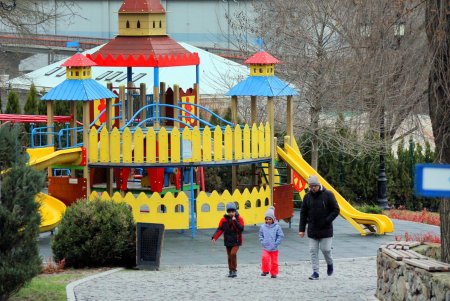 Главная площадь Одессы готовится к празднованию новогодних и рождественских праздников (фоторепортаж)