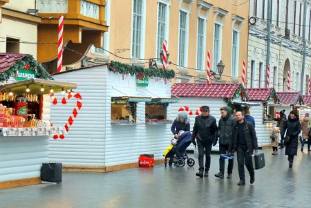 Главная площадь Одессы готовится к празднованию новогодних и рождественских праздников (фоторепортаж)