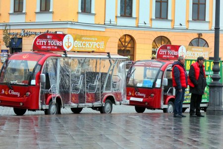 Главная площадь Одессы готовится к празднованию новогодних и рождественских праздников (фоторепортаж)