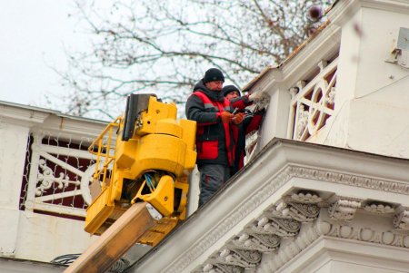 Главная площадь Одессы готовится к празднованию новогодних и рождественских праздников (фоторепортаж)