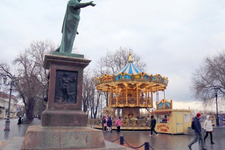 Главная площадь Одессы готовится к празднованию новогодних и рождественских праздников (фоторепортаж)