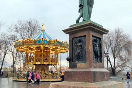 Главная площадь Одессы готовится к празднованию новогодних и рождественских праздников (фоторепортаж)