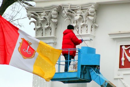 Главная площадь Одессы готовится к празднованию новогодних и рождественских праздников (фоторепортаж)
