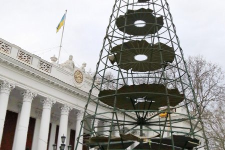 Главная площадь Одессы готовится к празднованию новогодних и рождественских праздников (фоторепортаж)