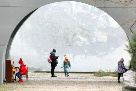 Главная площадь Одессы готовится к празднованию новогодних и рождественских праздников (фоторепортаж)