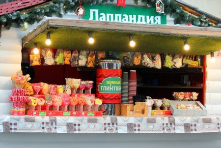 Главная площадь Одессы готовится к празднованию новогодних и рождественских праздников (фоторепортаж)