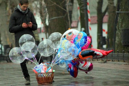 Главная площадь Одессы готовится к празднованию новогодних и рождественских праздников (фоторепортаж)