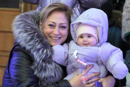Елка на Думской площади засияла разноцветными огнями в День Святого Николая (фоторепортаж)
