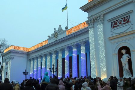 Елка на Думской площади засияла разноцветными огнями в День Святого Николая (фоторепортаж)