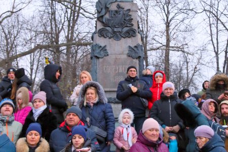 Елка на Думской площади засияла разноцветными огнями в День Святого Николая (фоторепортаж)