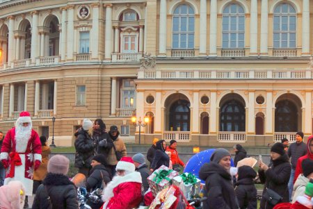 Елка на Думской площади засияла разноцветными огнями в День Святого Николая (фоторепортаж)