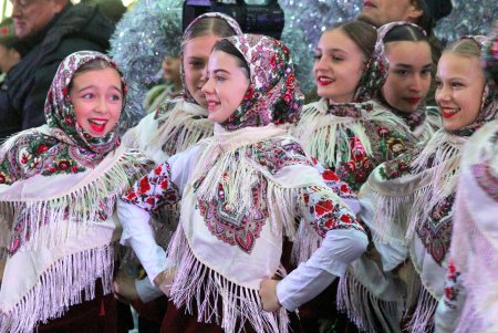 Елка на Думской площади засияла разноцветными огнями в День Святого Николая (фоторепортаж)