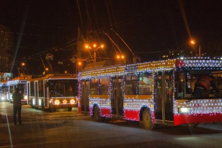 Юбилейный парад новогодних троллейбусов прошел в Одессе (фото)