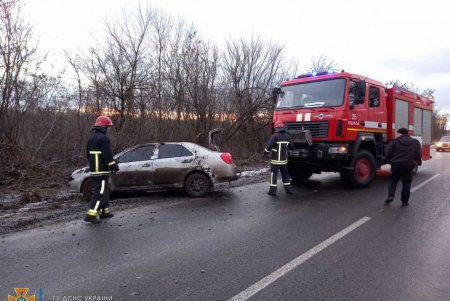 Не справившийся с управлением водитель угодил в кювет на трассе Подольск-Балта: спасатели помогли достать его машину (фото)