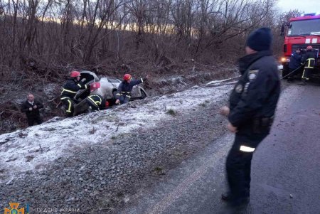 Не справившийся с управлением водитель угодил в кювет на трассе Подольск-Балта: спасатели помогли достать его машину (фото)