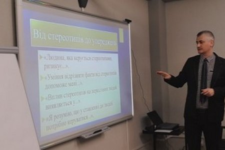 Для лидеров ученического самоуправления Одессы провели тренинг по воспитанию толерантного поведения и культуре общения в многокультурном городе (фото)