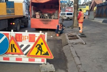 Специалисты КП «Городские дороги» сегодня на ряде улиц приводят в порядок дождеприемники (фото)