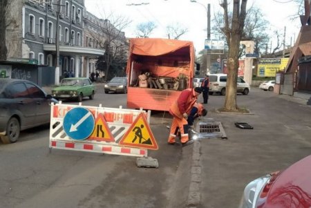 Специалисты КП «Городские дороги» сегодня на ряде улиц приводят в порядок дождеприемники (фото)