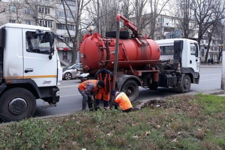 Специалисты КП «Городские дороги» сегодня на ряде улиц приводят в порядок дождеприемники (фото)