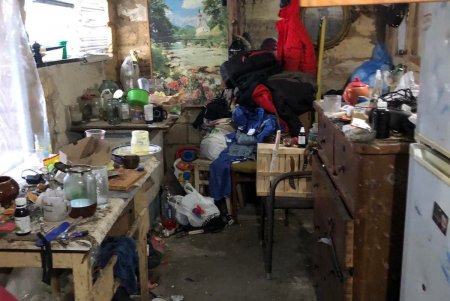 В Суворовском районе двух маленьких девочек изъяли из семьи, которая живет в антисанитарных условиях (фото)