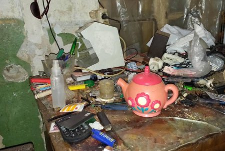 В Суворовском районе двух маленьких девочек изъяли из семьи, которая живет в антисанитарных условиях (фото)