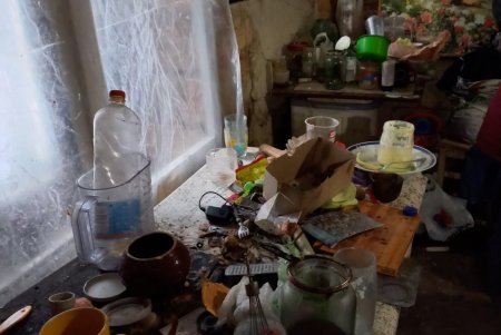 В Суворовском районе двух маленьких девочек изъяли из семьи, которая живет в антисанитарных условиях (фото)