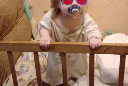 В Суворовском районе двух маленьких девочек изъяли из семьи, которая живет в антисанитарных условиях (фото)