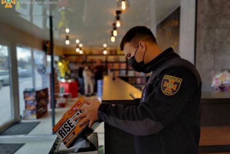 Спасатели проверяют точки продажи пиротехники и напоминают о правилах ее покупки (фото)