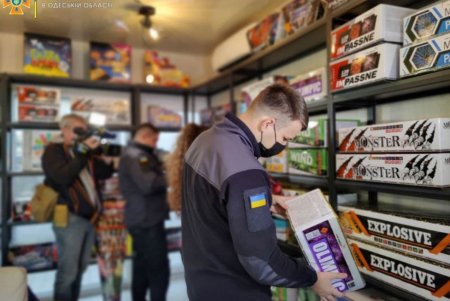 Спасатели проверяют точки продажи пиротехники и напоминают о правилах ее покупки (фото)