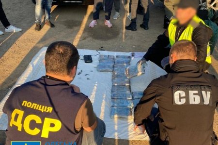 Организатора и двух членов международной преступной группировки арестовали за контрабанду кокаина из Эквадора (фото)