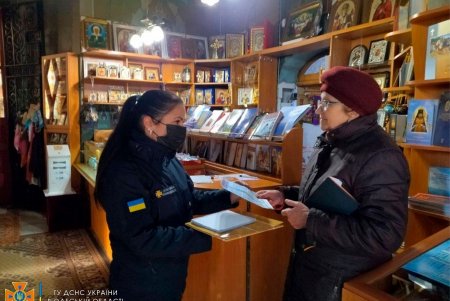 В канун праздников спасатели проводят профилактические мероприятия в храмах и церквях Одесской области (фото)