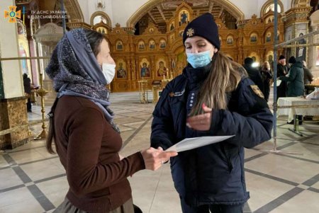 В канун праздников спасатели проводят профилактические мероприятия в храмах и церквях Одесской области (фото)